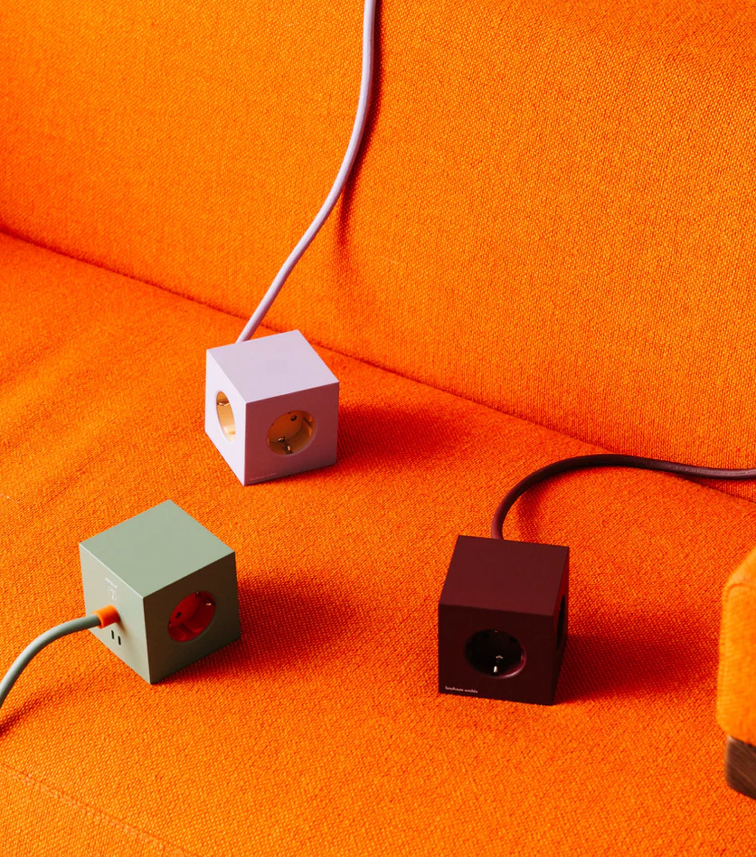 Square 1 - Bauhaus-Archiv USB-C (30W) Mulberry Red - Avolt